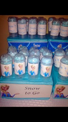 there are many water bottles on display for sale at the store, including snow to go