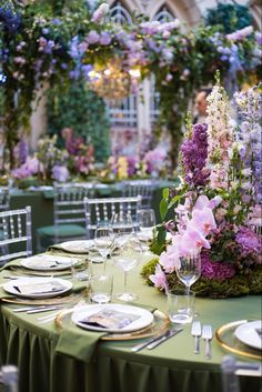 Цветочный кутюрье Наталья Лукьяненко Enchanted Garden Table Decor, Monet Party Theme, Garden Wedding Color Schemes, Purple Floral Wedding, Bell Flowers, Garden Theme Wedding, Quinceanera Themes, Enchanted Wedding