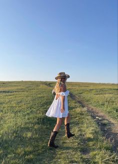 Country Cottage Core Outfits, Graduation Picture Outfits, Gigi Core, Mountain Cowgirl, Field Pics, Countryside Outfit, Country Photoshoot, Country Girl Aesthetic