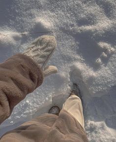 Tan jacket, cream mittens, and cream pants on a snowy day. Romeo I Julia, Travel Wallpaper, Winter Set, Snowy Day, Best Seasons