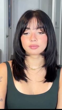 Whispy bangs with layers Layers With Swoop Bangs, Soft Bangs With Layers, Wisp Bangs Short Hair, Kota Hair Color, Wispy Bangs With Short Layers, Layers With Bangs Short Hair, Bangs Middle Hair, Short Haircut Face Framing Layers, Short Bangs Style