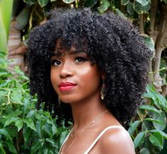 Coupe tendance avec frange bouclée ? Voilà comment briser le tabou capillaire cet automne ! Crochet Hairstyles With Bangs, Crochet Hairstyles, Layered Hair With Bangs, Curly Hair Types, Indian Remy Hair, Pelo Afro, Afro Wigs, Short Curly Wigs, Curly Hair Wig