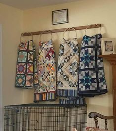 there are many quilts hanging on the wall