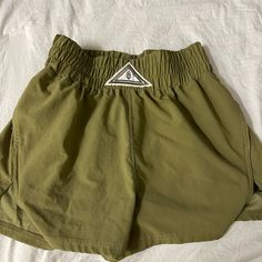 Never Worn Before! Khaki Athletic Shorts With Built-in Liner, Khaki Athletic Shorts For Summer, Green High-waisted Athletic Shorts With Pockets, Summer Sports Khaki Bottoms, Stretch Athleisure Khaki Shorts, Stretch Khaki Shorts For Athleisure, Stretch Khaki Athleisure Shorts, Athleisure Stretch Khaki Shorts, Athleisure Khaki Bottoms Short Length