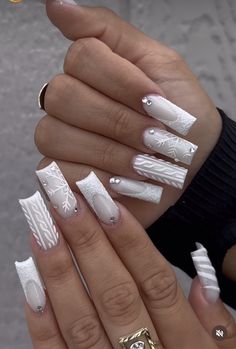 White Over White Nails, Winter Nail Ideas Coffin Shape, Latina Christmas Nails, Christmas Nails Medium Length Square, Frosted Christmas Nails, Christmas Nails Milky White, White Short Christmas Nails, December Wedding Nails