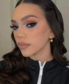 Midnight Blue Prom Makeup, Black And Blue Makeup Prom, Dark Blue Quinceanera Makeup, Navy Blue Makeup Looks For Quince, Navy Blue Quince Makeup, Makeup Azul, Natural Prom Makeup, Makeup Ojos, Rhinestone Makeup