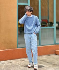 Poses For Boys, Mirror Pose, Holding Coffee, Fan Boy, Men Fashion Photoshoot, Male Portrait Poses, Mens Smart Casual Outfits, Skater Outfits