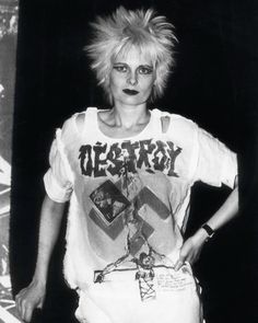 Freewave 3 Wallpaper, Vivienne Westwood Destroy Shirt, Vivienne Westwood Destroy, Punk Aesthetic Wallpaper, Vivienne Westwood Punk, Chicas Punk Rock, Vivian Westwood, Destroyed T Shirt