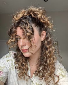 Curly Hairstyles With Bangs Updo, Curly Haircut Face Framing, Curly Face Framing Layers, Highlights Curly, Curly Styles