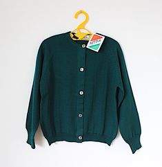 VINTAGE 60/70's, beautiful little cardigan high quality knit ( wool and nylon - undeformable ), dark green color, fully fashioned ( no surging ), lovely square mother of pearl buttons, made in Italy. Estimated size 3 years Vintage condition level 5, old shop stock  We assess the condition of our vintage items on a scale from 0 to 5. Level 5 corresponds to an almost new vintage condition. Any defects are systematically reported. Even though in very good condition, vintage items may present imperf Classic Green Wool Cardigan, Green Fitted Wool Cardigan, Vintage Green Long Sleeve Cardigan, Green Vintage Cardigan, Vintage Green Cardigan For Fall, Vintage Solid Color Sweater For Fall, Vintage Solid Color Winter Cardigan, Vintage Solid Sweater For Fall, Vintage Sweater For Fall