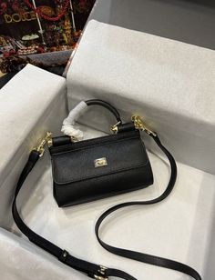 Description D.G Small Sicily Bag In Dauphine Black For Women 7.5in/19cm DG BB7116A100180999 Rep 1:1 Size: 19 x 13 x 6 cm / 7.5 x 5.1 x 2.3 inches (Length x Width x Height) Front flap with hidden magnetic fastening Branded plate featuring two metal plating finishes Top handle and adjustable, detachable strap in Dauphine Printed fabric lining and flat pocket Item comes with a branded dust bag Includes box, dust bag. This product is of the best quality. Dg Bag, Sicily Bag, Dolce And Gabbana Handbags, Louis Vuitton Shirt, Reversible Belt, Loafer Mules, Evening Clutch Bag, Tote Backpack, Printed Fabric