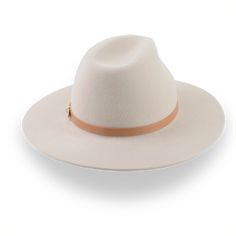 Sombrero de fieltro de ala ancha Elegance
Eleve su estilo con un sombrero de fieltro de ala ancha que combina elegancia y durabilidad. Elaborado a partir de fieltro de piel de conejo de primera calidad, este sombrero ofrece un acabado suave y un cinturón de sombrero de cuero elegante. Adaptado para adaptarse perfectamente a su cabeza, garantiza comodidad y singularidad. Personaliza tu sombrero con cualquier combinación de colores para un toque personalizado. Unbox de lujo con una bolsa protectora de algodón e instrucciones de cuidado, haciendo que el mantenimiento sea muy fácil. Wide Brim Fedora Women, Homburg Hat, Fedora Women, Wide Brim Felt Hat, Outdoor Hut, Gambler Hat, Mens Hats Fashion, Fedora Hat Men, Homburg