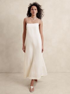 Look closely: this square-neck maxi dress is cut from a special fabric that mixed luxurious silk, with soft, breathable linen--one we love for its subtle slub texture.  Here, we cut it in a strappy, A-line silhouette and a maxi length so you can dress it up or dress it down.  Trapeze Fit: Cut for a flowing, A-line fit.  No waist definition.  Square neck.  Low back with adjustable slider straps.  Invisible zip at back.  Side seam pockets.  Fully lined.  Trapeze Fit: Cut for a flowing, A-line fit.  No waist definition.  Sleeveless.  Maxi length.  Model: Size S, 5'10" (178cm). Fashion Scrapbook, Dress With Square Neck, Casual Maxi Dress, Maxi Dress Sleeveless, Hawaii Outfits, Long Linen Dress, White Summer Dress, Silk Linen, Linen Maxi Dress