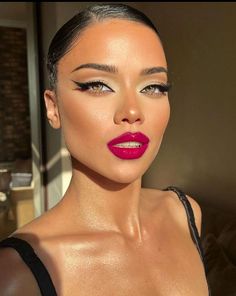 Bold Lipstick Makeup, Date Night Makeup, Red Lip Makeup, Glam Makeup Look, Makijaż Smokey Eye, Glamour Makeup, Foto Poses, Lipstick Makeup, Red Lipstick