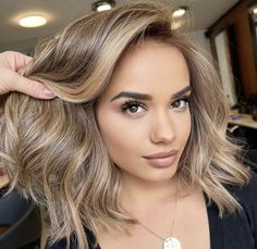 Honey Blonde Hair On Latinas, Short Light Brown Hair, Short Pixie Bob Haircuts, Sleek Pixie, Mocha Hair, Short Pixie Bob, Short Hair Highlights, Ladies Hair, Instagram Hairstyles