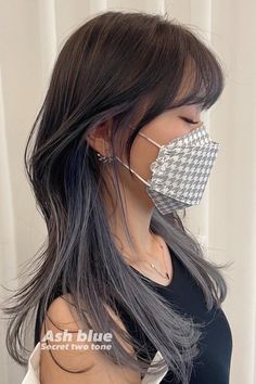 Korean Dye Hair, Two Tone Hair Asian, Dyed Korean Hair, Korean Underdye Hair, Korean Hair 2023, Hidden Bleached Hair, Inner Hair Color, Two Tone Hair Brown, Peekaboo Hair Color For Asian