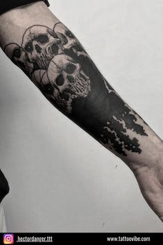 This tattoo feels like a thicker band that’s decorated with skulls at the top part and that slowly disappears at the bottom. It’s a great idea if you like edgy tattoos. Arm Cover Up, Scary Japanese Tattoo, Creepy Arm Tattoo, Cover Up Hand Tattoos, Skull Arm Tattoo, Vamp Tattoo, Man Arm Tattoo, Deathcore Tattoo