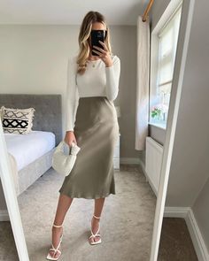 Civil Wedding Guest Outfit, Silk Mini Skirt Outfit, Feminine Lifestyle, Outfit Elegant, Work Fits, Rock Outfit, Winter Event, Outfits To Wear