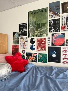 Bedroom Inspo Poster Wall, Bedroom Inspo Decor Ideas Wall Art, Decoration Ideas For Bedroom Aesthetic, Poster For Room Ideas, Cute Things To Hang On Your Wall, Room Decor Collage Wall Art, Bed Frame Wall Decor, Retro Dorm Room Vintage Inspired, Space Room Decor Aesthetic