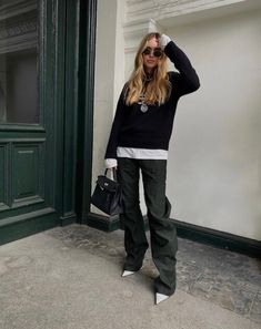 Black Cargo Pants Outfit Women, Grey Cargo Pants Outfit, What To Wear With Cargo Pants, Fall Italy Outfits, Cargo Pants Outfit Ideas, Black Cargo Pants Outfit, Stylish Cargo Pants, Best Cargo Pants, Pernille Teisbaek