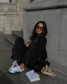 Couture Details, All Black Outfit, Adidas Samba, Fashion Poses, Outfits Casuales