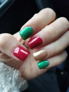 Christmas Nails Red Green, Gold Images, Christmas Nails Red, Nails Round, Emerald Nails, Red Christmas Nails, Christmas Sparkle, Cute Christmas Nails, Nails Gold