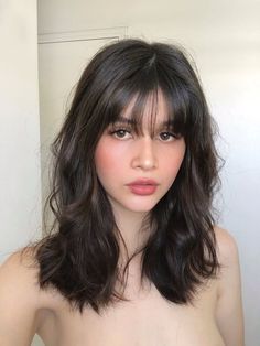 Feather trendy hairstyle ideas for beginners Women Medium Length Haircut With Bangs, Bangs With Long Layers Hair, Cute Haircut For Medium Hair With Bangs, Shaggy Hair Highlights, Medium Thick Bangs, Shoulder Length Hair Frame Face, Fringe Hairstyles Thick Hair, Haircuts With Bangs And Layers Medium, Bangs For Thick Straight Hair