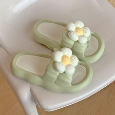 Kawaii Green Comfy Flower Slippers Kawaii Slippers, Best Shoes For Women, Chirstmas Gifts, Christmas Elf Outfit, Flower Slippers, Chirstmas Gift, Christmas Tree Dress, Kawaii Bags, Kawaii Pens