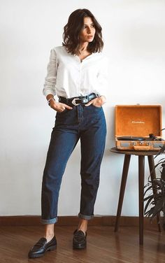 Musa do estilo: Viih Rocha - #GuitaModa. Camisa branca, mom jeans azul escura, cinto western, mocassim preto Jeans High Heels, Minimalist Moda, Outfit Trends, Minimal Chic