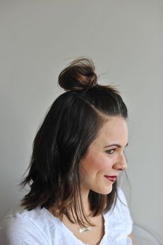 15 Hairstyle Ideas to Inspire Your Half Buns Hair Knot Tutorial, Half Top Knot, Diy Updo, Easy Updos For Medium Hair, Half Top, Top Knot Hairstyles, Hair Knot, Shoulder Hair