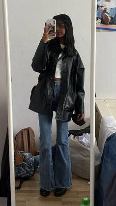 90s Leather Jacket Outfit Vintage, Leather Jacket Blazer Outfit, Concert Outfit Inspo Winter, Modest Concert Fits, Leather Jacket Fits Aesthetic, Lether Girl Jacket Outfit, Oversized Leather Jacket Outfits Street Styles, Lether Girl Jacket Aesthetic, Leather Jacket Outfits Aesthetic