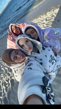 Hijabi Fits, Hijabi Outfit, Girl Friendship, Hijabi Aesthetic, Beige Outfit, Friend Poses Photography, Muslimah Aesthetic, Cute Friend Photos