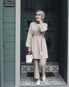 turkish modest woman two piece suit_12 Modest Woman, Hooded Sweatshirt Dress, Hijab Style Casual, Mode Abaya, Casual Hijab Outfit, Muslim Fashion Hijab, Fashion Muslim, Hijabi Outfits Casual, Muslim Fashion Dress