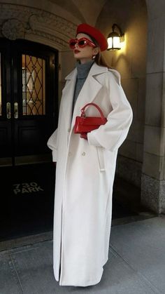 Fashion Lover Aesthetic, Paris Outfits, White Coat, Red Hat, Elegantes Outfit, Looks Chic, Winter Fashion Outfits, Looks Vintage