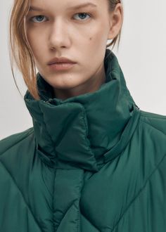 Abrigo largo acolchado verde
¿Te preguntas cómo es llevar un edredón? Con diseño oversize, el abrigo Colorado está confeccionado en tejido acolchado verde relleno con plumón sintético para que sea lo más suave y cálido posible. Te abrigará de la cabeza a los pies cuando lo lleves puesto: el largo y la bufanda complementaria se encargan de que estés bien abrigada. Emerald Green Coat, New York Winter, Vegan Boots, Green Coat, Cherry On Top, Green Design, Puffer Coat, Long A Line, Cold Day