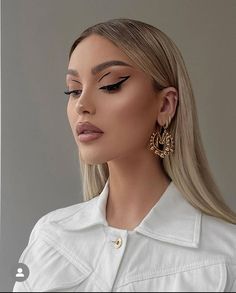 Cat Eye Makeup Look, Lifestyle Instagram Feed, 2023 Makeup Trends, Outfit Ideas March, New Makeup Trends, Rock Makeup, 2023 Makeup, Creative Market Design, Halloween Beauty