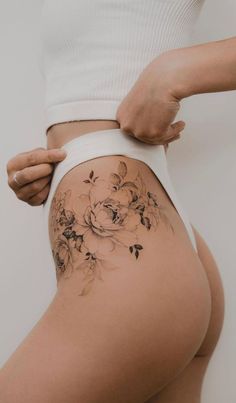 Cool Hip Tattoo For Girls Pisces Hip Tattoo, Big Hip Tattoo, Unique Hip Tattoos Women, Small Tattoos Aesthetic, Feminine Traditional Tattoo, Flower Hip Tattoo, Hip Tats, Floral Hip Tattoo, Flower Hip Tattoos