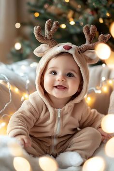 Babys first christmas photo ideas with a baby dressed up like a reindeer First Christmas Photo Ideas, Cozy Setup, Christmas Photo Ideas, Reindeer Outfit, Diy Newborn Photography, First Christmas Photos, Merry Christmas Baby