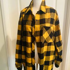 New With Tags Yellow And Black Flannel. Perfect For Steelers Fan Yellow Flannel Outfit, Black And Yellow Outfit, Flannel Aesthetic, Yellow Grunge, Plaid Clothes, Yellow Plaid Shirt, Black Flannel Shirt, Yellow Flannel, Flannel Outfits