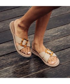 Discover the La‘i Slide, a stylish and versatile synthetic slide with elegant crisscross straps and a stylish buckle, perfect for both poolside and city outings. New Jeans Trend, Womens Slides Sandals, Cooler Lunch Bag, Wedge Flip Flops, Promotional Products Marketing, Slides Women, Wide Shoes, Womens Slides, Handbag Straps