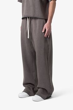 the Washed Ultra Baggy Sweatpants are designed with a baggy fit throughout, featuring an elasticized self waist, tonal cotton drawstrings, standard hem at the leg opening, and finished in both a washed and brushed fleece fabric. details baggy fit 100% cotton model is 6’1, 140 lbs and wears a size medium note: this fit is intentionally baggy in waist and fit, for a more relaxed fit we recommend sizing down Baggy Tracksuit Outfit, Men’s Sweatpants, Baggy Clothes Outfit Men, Sweatpants Outfit Men, Baggy Sweats, Baggy Pants Men, Drip Ideas, Burberry T Shirt, Baggy Sweatpants