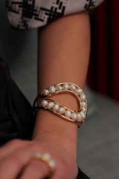 This adjustable wrap bracelet is made of 8 mm rice-shaped pearls and 14k gold plated wire. The combination of pearls and gold gives this bracelet a classic and timeless look. This 14k gold and pearl statement bracelet is a timeless piece and an ideal choice for a variety of special occasions. Whether it's for daily wear or special occasions, this delicate bracelet effortlessly complements various styles and occasions. Gold Pearl Bangle Cuff Bracelet, Handmade Gold Pearl Bracelet For Party, Elegant Hand-wrapped Pearl Bracelet, Real Pearl Bracelet, Pearl Jewelry Design, Bracelet Pearl, Freshwater Pearl Bracelet, Gold Cuffs, Real Pearls