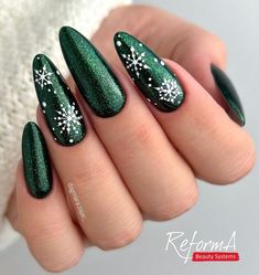 December Nails, Green Nail Designs, Christmas Nails Easy, Green Nail, Snowflake Nails, Metallic Nails, Nail Swag