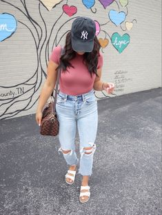 Cute Baseball Mom Outfits Casual, Spring Baseball Mom Outfits, Ballgame Outfit Casual Summer, Baseball Mom Outfits Spring, Cute Baseball Game Outfit Summer, Ballgame Outfit Casual, Spring Baseball Game Outfit, Cute Baseball Game Outfit, Basketball Mom Outfit