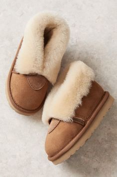 Shearling Slippers With Faux Fur Lining And Round Toe, Shearling Slippers With Rubber Sole And Closed Toe, Sheepskin Slippers With Plush Lining And Round Toe, Soft Sheepskin Slippers With Round Toe, Sheepskin Slippers With Rubber Sole And Round Toe, Cozy Sheepskin Slippers With Round Toe, Sheepskin Slippers With Faux Fur Lining And Round Toe, Faux Fur Lined Slippers, Hat Display