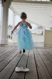 Cutest Cinderella picture ever! Princess Shoot, Cinderella Pictures, Princess Photoshoot, Painted Doll, Dolls Custom, Cinderella Party, Toddler Photos