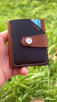 Slim bifold wallet for cards & money with minimalist design 

🔗 PDF pattern available here: https://www.etsy.com/listing/1428348068/
  
#cardholder #creditcardholder #leatherwallet #walletpattern #leathercraftpattern #leatherpattern #pdfpattern #walletpdfpattern #cardholderpdf #cardspdfpattern #leatherpdfpattern #leatherwalletpdf #walletdiypdf Diy Leather Wallet Pattern, Leather Card Wallet Pattern, Leather Knife Sheath Pattern, Diy Leather Wallet, Leather Working Projects, Leather Wallet Design, Leather Wallet Pattern, Fun Wallets, Minimalist Leather Wallet