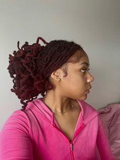 yashhh ☝️❤️😭🔥 No Retwist Loc Styles For Women Long, Headband Loc Hairstyles, Retwist Styles, Short Dreadlocks Hairstyles, Pink Locs, Loc Bun, Style Ponytail, Long Locs, Beautiful Dreadlocks