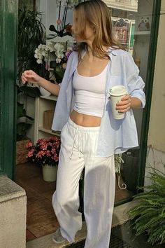 european summer outfits / europe outfits / summer in europe inspo / europe summer fashion / european summer Adrette Outfits, Linen Pants Outfit, Looks Pinterest, European Summer Outfits, Skandinavian Fashion, Europe Outfits, Outfit Inspo Summer, Italy Outfits, Stockholm Fashion