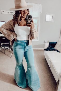 Flare Jeans And Hat Outfit, Outfits With Brim Hats, Country Look For Women, What To Wear With Bell Bottom Jeans, Cute Outfits With Bell Bottom Jeans, Womens Rodeo Outfits, Western Flare Jeans Outfit, Hats Outfits For Women, Western Bell Bottom Outfit